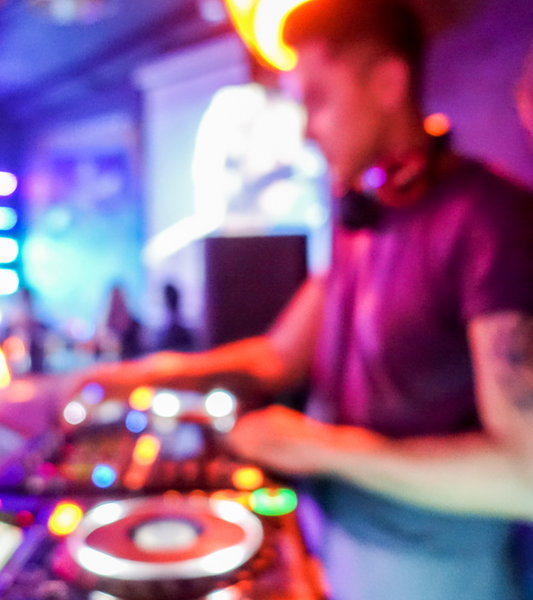 8 handige tips bij het boeken van een bruilofts-DJ